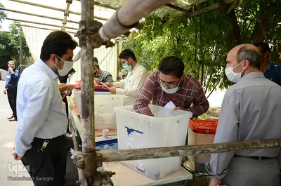 مراسم تحویل صندوق های رای گیری به شعبات اخذ رای و تست کرونا از عوامل برگزاری انتخابات