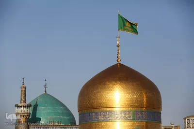 تعویض پرچم گنبد حرم امام رضا(ع)‎