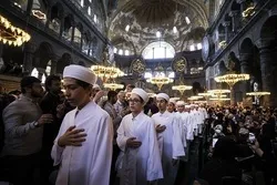 Ang Moske ng Hagia Sophia sa Istanbul ay Nagpunong-abala ng Seremonya ng Pagtatapos ng mga Magsasaulo ng Qur’an