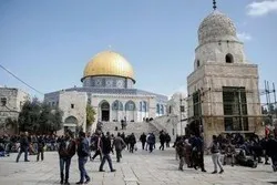 Des centaines de colons israéliens déferlent sur Al Aqsa pour célébrer une fête juive