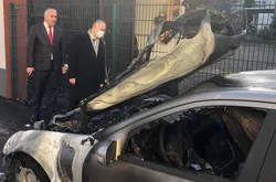 Auto auf Parkplatz einer Moschee in Brand gesetzt