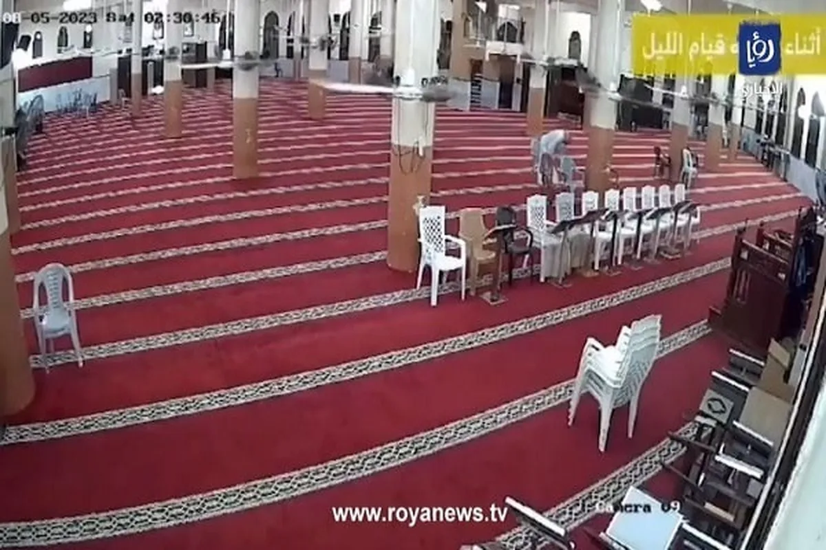 Rasuwar wani Limamin Falasdinawa a lokacin da yake karatun Al-Qur'ani