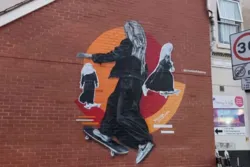 La jeune fille voilée sur son skateboard, l’œuvre inspirante d’un graffeur anglais