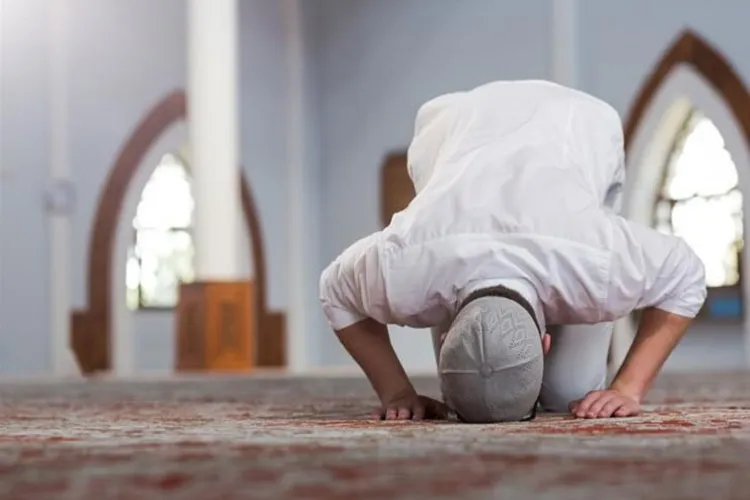 اهل نماز با استکبار سازش نمی پذیرند