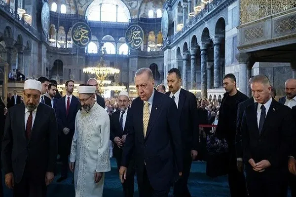 Erdoğan a offert le Mushaf d'Istanbul au Département des reliques + vidéo