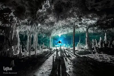 سایه‌های طویل غارسنگ‌ها در cenote Dos Pisos در مکزیک