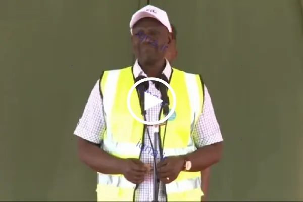 Kenia: presidente interrumpe discurso por respeto a los Adhan + VIDEO