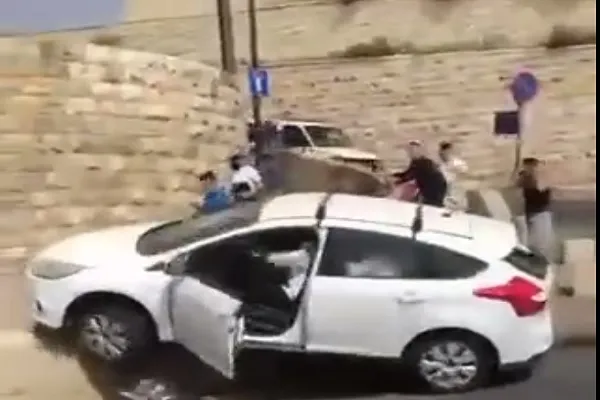 حمله شهرک‌نشین صهیونیست با خودرو به جوانان فلسطینی  + فیلم