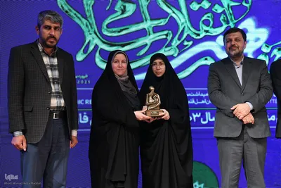 نفر دوم از سمت راست طاهره کوهکن از بخش روایت به عنوان چهره برتر سال هنر انقلاب اسلامی استان فارس