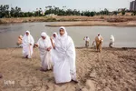 مراسم غسل تعمید منداییان در کنار رودخانه کارون