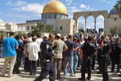 Walowezi wa Kizayuni,wakiungwa mkono na askari wa Israel, wauhujumu tena msikiti wa Al Aqsa