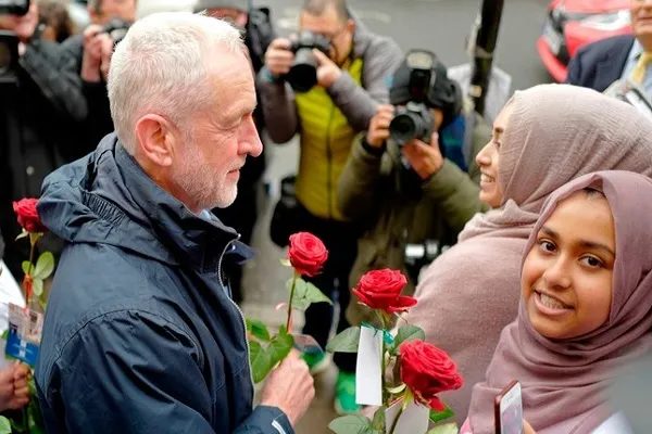 İngiltere'de cami ziyaret eden Corbyn'e yumurtalı saldırı