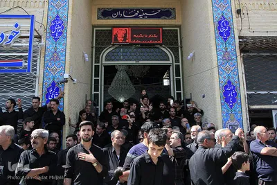 ⁨نخل‌گردانی در محله و حسینیه فهادان یزد⁩