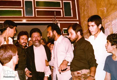 آیت الله سید محمد حسینی بهشتی از اعضای شورای انقلاب اسلامی در تصویر مشاهده می‌شود