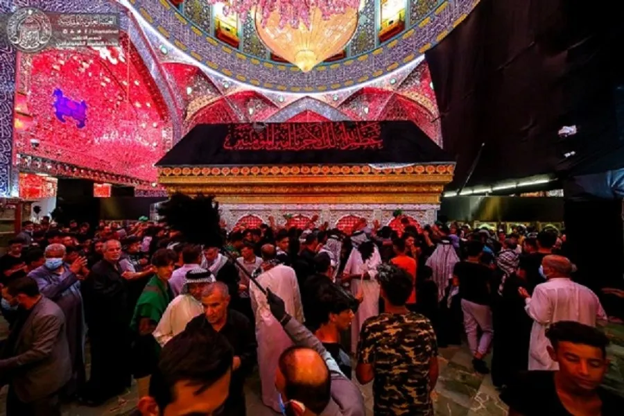 توافد الزائرين إلى مرقد الامام علي (ع) قبل التوجه الى كربلاء سيراً على الأقدام