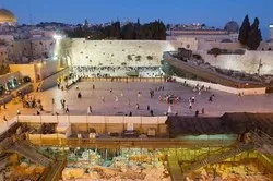 Le régime sioniste  judaïse le mur ouest de la mosquée Al-Aqsa