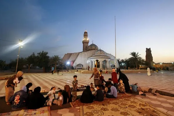 مسجد خطوة امام علی(ع) بصره و میزبانی از روزه‌داران + عکس