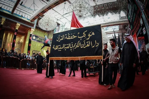 راهپیمایی موکب حافظان قرآن عراق در بین‌الحرمین + عکس