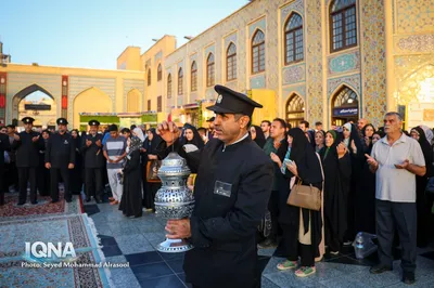 تعویض پرچم گنبد رضوی همزمان با آغاز ماه ربیع‌الاول
