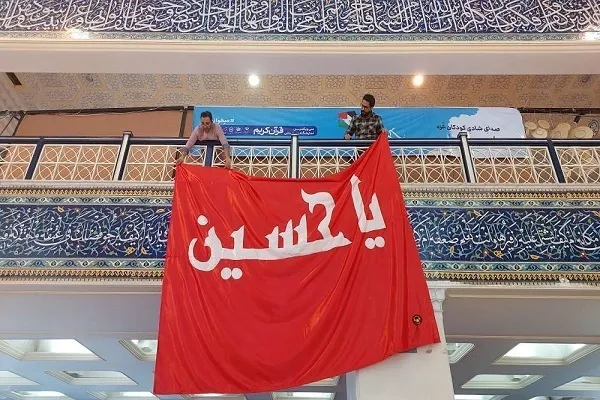 Pemasangan bendera makam Imam Husain (as) dalam pameran Al-Quran Republik Islam Iran