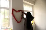 دانشجویی در حال تزیین اتاق برای جشن تولد دوست و هم‌اتاقی‌اش است.