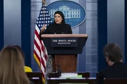Le premier point de presse d'une conseillère voilée à la Maison Blanche