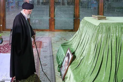 حضور رهبر معظم انقلاب در مرقد مطهر امام راحل و گلزار شهدای بهشت زهرا