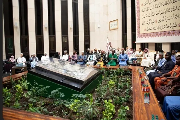 Les participants au Concours du Roi Abdulaziz visitent le Complexe Roi Fahd pour l’impression du Coran