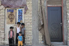 توزیع ۳۰۰بسته معیشتی اقلام ضروری مواد غذایی «هم نمک» میان خانواده های بی بضاعت و محروم روستاهای جازموریان، در جنوب کرمان