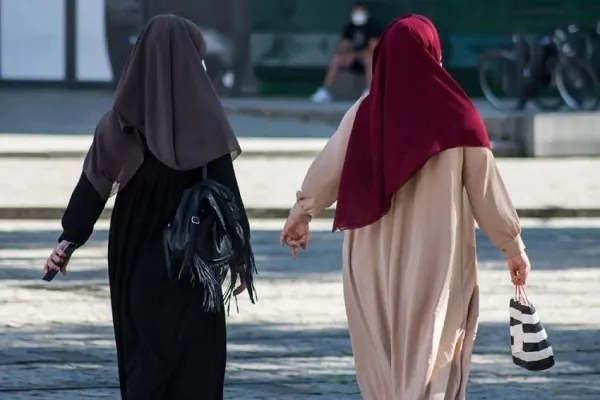 Fransa’da tesettürlü annelerin okula girişi engelleniyor