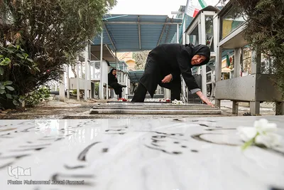 غبارروبی مزار شهدا در آخرین پنجشنبه سال ۱۳۹۷