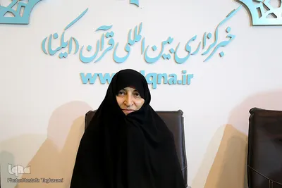 لاله افتخاری، مسئول کمیته بانوان ستاد اربعین در غرفه ایکنا در هشتمین روز نمایشگاه قرآن کریم