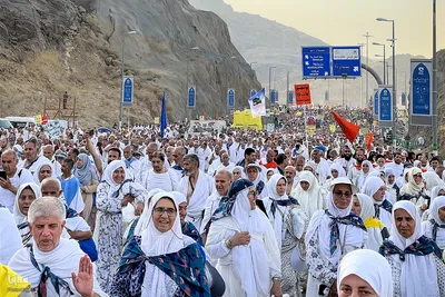 عزیمت هزاران زائر به سرزمین منا با پای پیاده