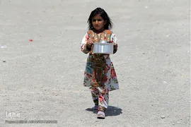 توزیع نذورات حسینی در میان گپرنشینان و اهالی فقیر روستاهای منطقه محروم جازموریان