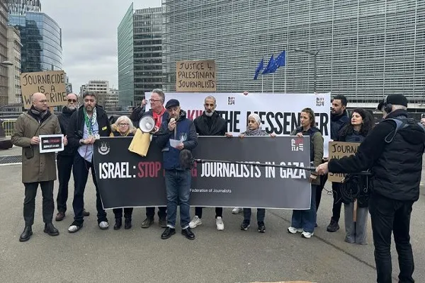 Brüksel'de gazeteciler Gazze'de meslektaşlarının öldürülmesini protesto etti