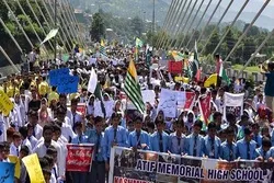 Schüler protestieren im pakistanischen Teil Kaschmirs gegen Indien