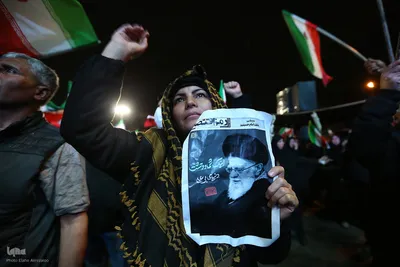 پای کار انقلاب
