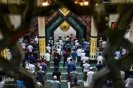 حفظ فاصله اجتماعی مردان مسلمان در مسجدی در استان "جاوه غربی" اندونزی در آستانه ماه رمضان