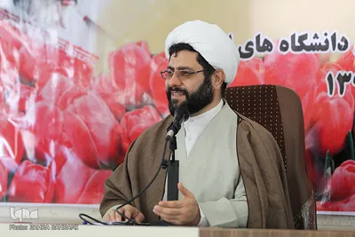 حجت‌الاسلام مهدی ایمانی‌مقدم، مسئول نهاد نمایندگی ولی‌فقیه در دانشگاه‌های استان مرکزی در تجدید میثاق دانشگاهیان با شهدای انقلاب اسلامی 