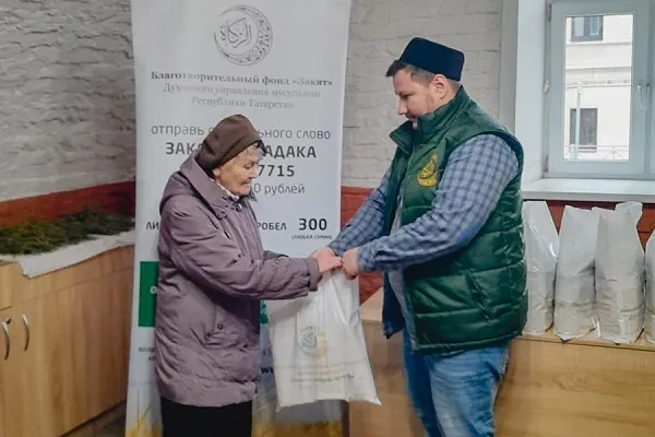 Малоимущим казанским семьям передали продовольственную помощь