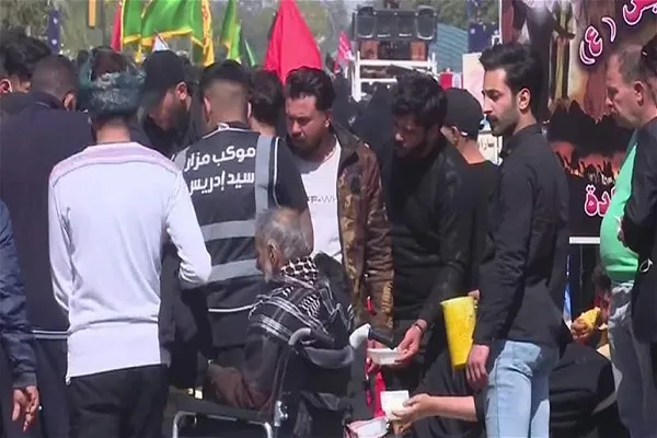 زائرو الامام الكاظم(ع) يواصلون مسيرهم وسط خطط أمنية مشددة