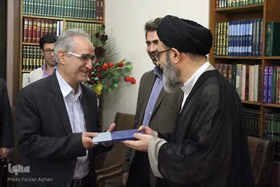 اعطاء کارت خبرنگار افتخاری به نماینده ولی فقیه ـ تبریز