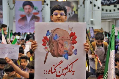 دانش آموزان شیرازی در سوگ همکلاسی های شهید