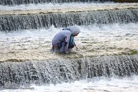 شادی کودکانه در رودخانه قم