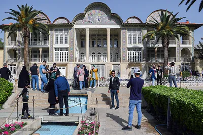 مسافران نوروزی در باغ ارم شیراز