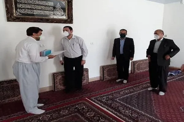 تجلیل از خانواده روحانی شهید «طاها مشایخی‌نیا» در سنندج