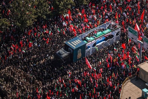 میلیون‌ها نفر در مراسم تشییع رهبر ایران بر ادامه مقاومت تأکید کردند