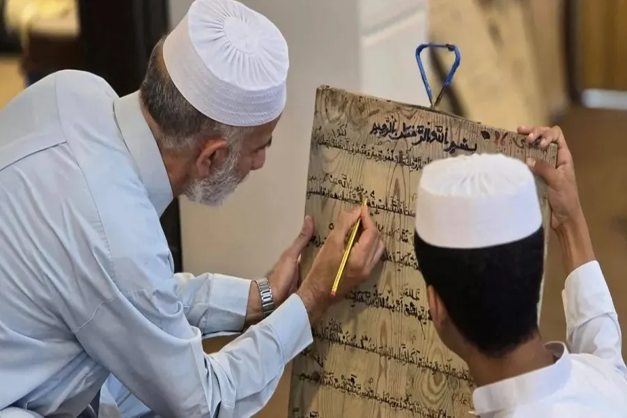 Le loh en bois et le calame : un héritage vivant du « pays au million de mémorisateurs du Coran »