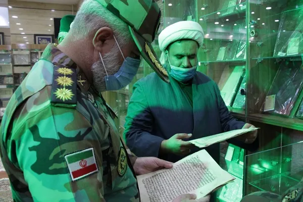 بازدید فرمانده توپخانه 44 ارتش استان اصفهان از مؤسسه دارالقرآن اهل‌بیت(ع)