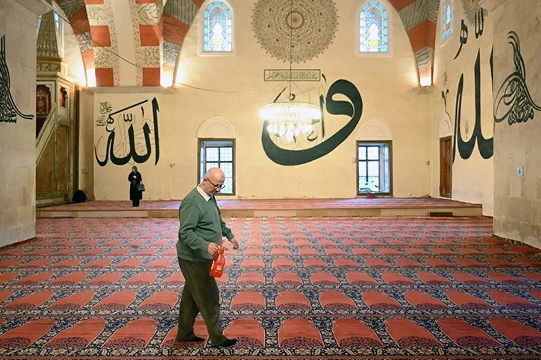 Edirne'deki camiler gül suyu ile yıkanıp ramazana hazırlandı